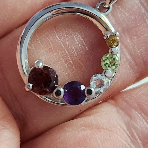 925 Sterling silver round pendant with assorted semi precious gems. - Picture 3 of 7